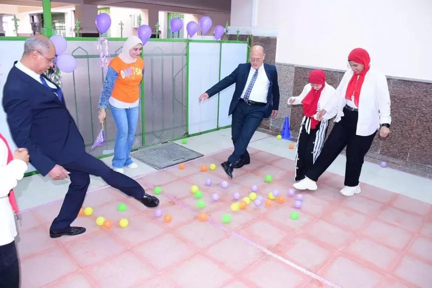 رئيس جامعة سوهاج يشارك الطلاب ذوي الهمم في الألعاب الترويحية والرياضية