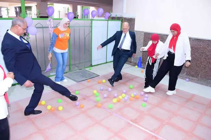 رئيس جامعة سوهاج يشارك الطلاب ذوي الهمم في الألعاب الترويحية والرياضية ضمن مبادرة تمكين| صور