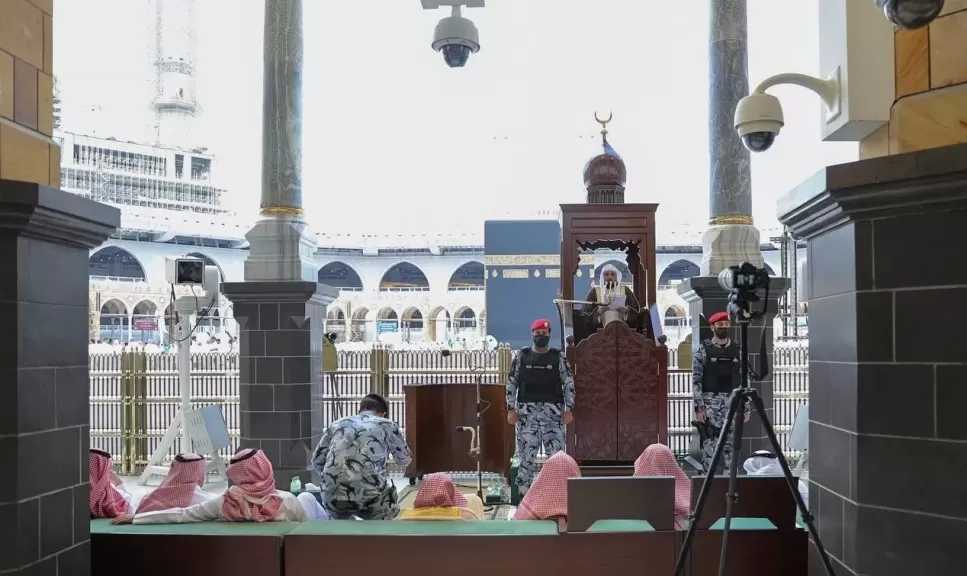 خاب وخسر.. خطيب المسجد الحرام: القلب محل نظر الله فاحذر أن تلقاه به مريض