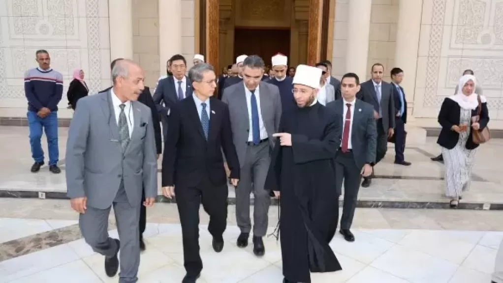 وزير الأوقاف يصحب وزير الشئون الإسلامية بسنغافورة في جولة بمسجد مصر الكبير
