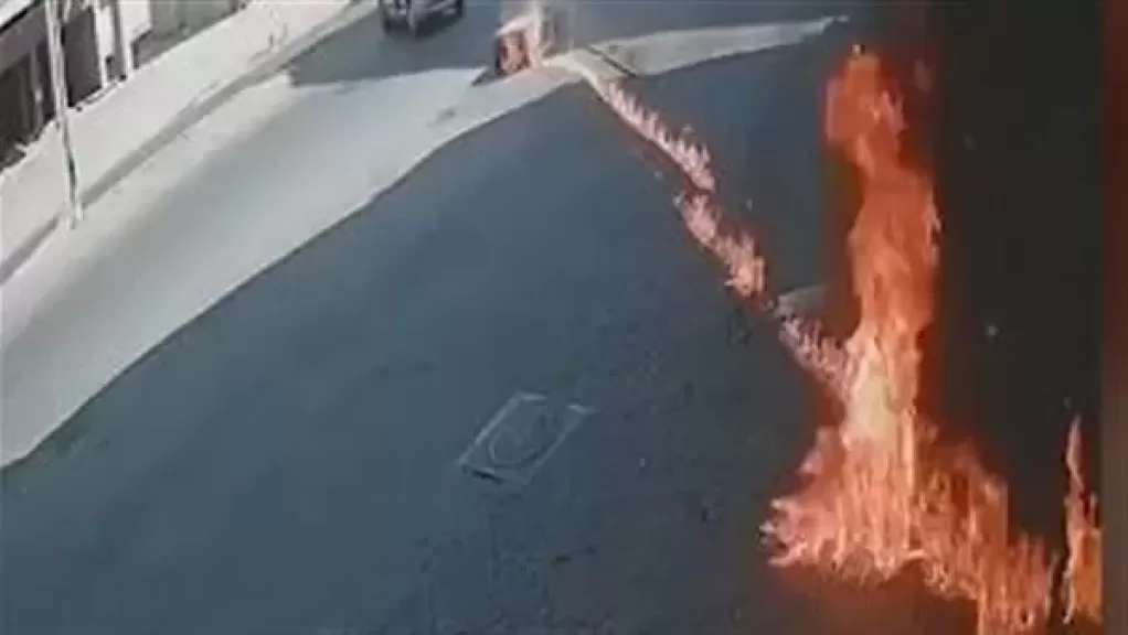 سيدة تغفل عن فصل خرطوم الوقود وتشعل حريقًا بالمحطة