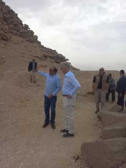 ملك بلجيكا في جولة خاصة بسقارة وأبوصير بعد افتتاح المتحف المصري الكبير