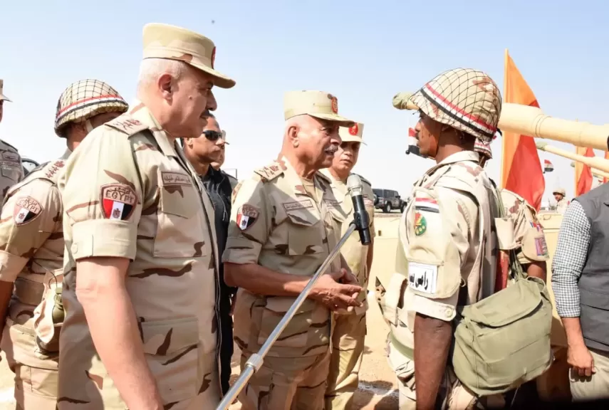 وزير الدفاع يتحدث مع احد افراد القوات المسلحة 