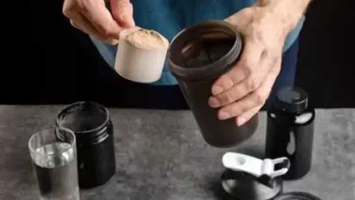 من يحمي المراهق من فخ المكملات الغذائية؟.. خطر حقيقي يهدد صحة الشباب .. تأثيرات نفسية وسلوكية سيئة