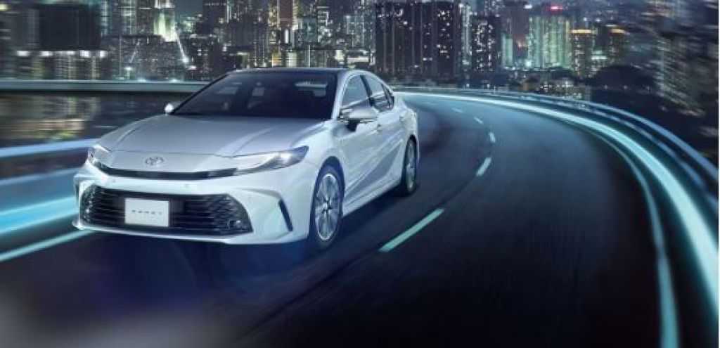 سعر تويوتا كامري في الإمارات: الكفاءة والقيمة الهجينة لـ 2025 المشترين