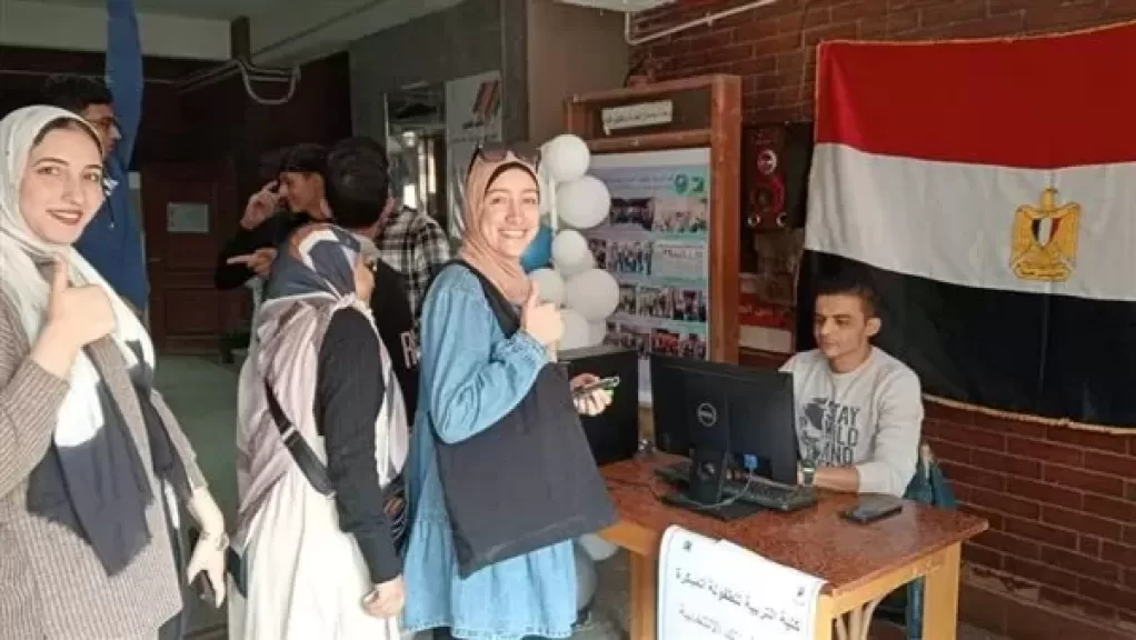 شابة تضع روج لتماثيل المتحف