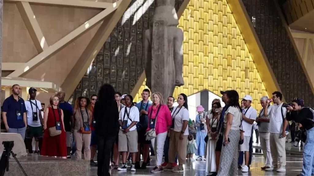 رئيس الوزراء يتوقع ارتفاع أعداد السائحين ويوجه بتيسير إجراءات الدخول