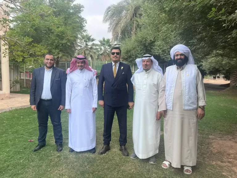 السفير ياسر البخشوان بصحبة الشيخ أحمد بن السليم الزامل ونجله يزيد