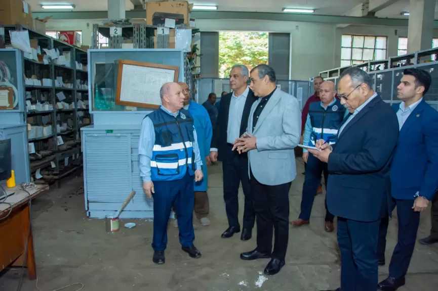 وزير الدولة للإنتاج الحربي يتفقد سير العملية الإنتاجية بشركة حلوان لمحركات الديزل (مصنع 909 الحربي)