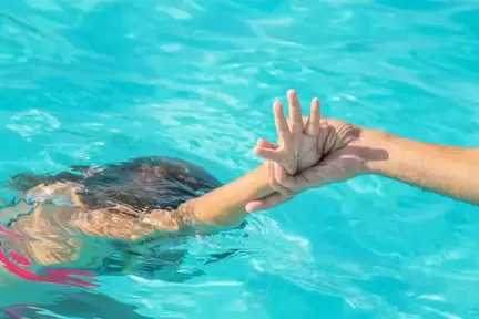 قلب أم لا يخشى الموت....مصرع أم أثناء إنقاذ ابنتها من الغرق فى ترعة بالبحيرة