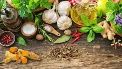 بالزيوت والأعشاب الطبيعية، وصفات لعلاج فراغات مقدمة الرأس