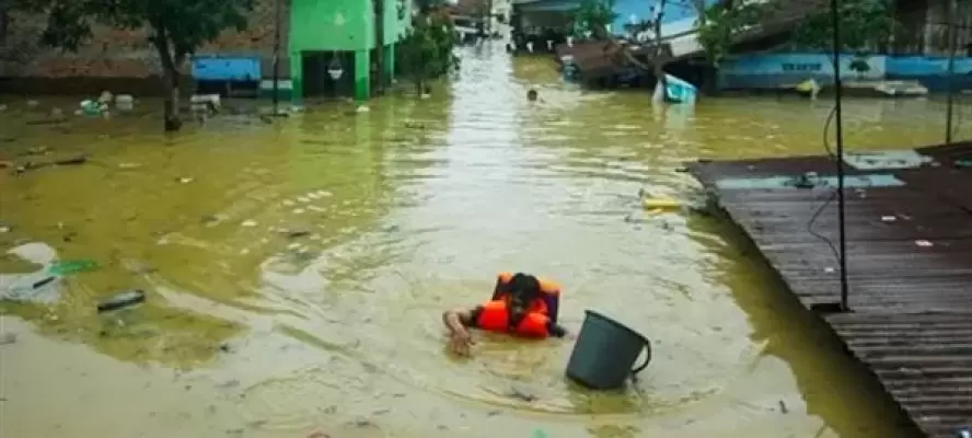 فيضانات إندونيسيا تقتل 303 أشخاص والكارثة تتفاقم