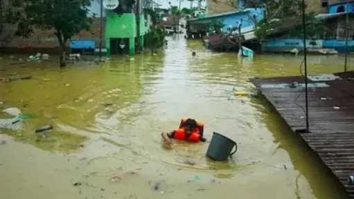 فيضانات إندونيسيا تقتل 303 أشخاص والكارثة تتفاقم