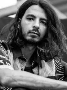 الفنان شريف الهواري يطلق البومه الجديد «حكايات نص الليل»