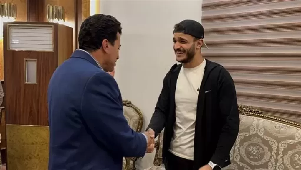 وزير الرياضة مع البطل المصارعة مصطفى حسين