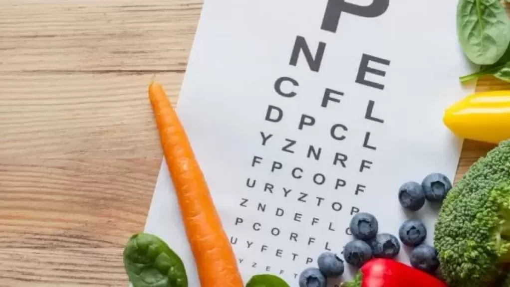 أفضل الأطعمة والفيتامينات لصحة العين