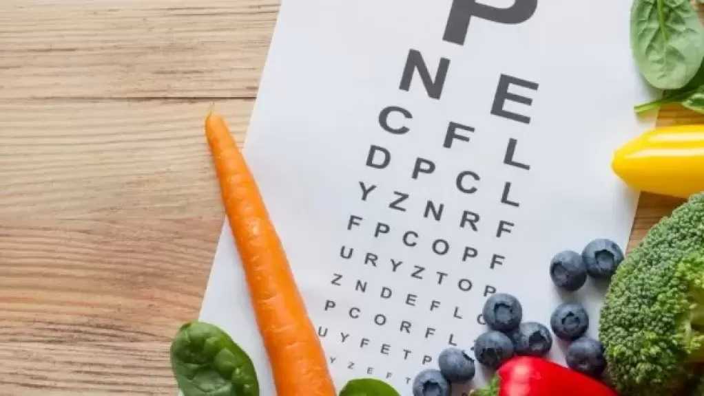 أفضل أطعمة وفيتامينات للحفاظ على صحة العين