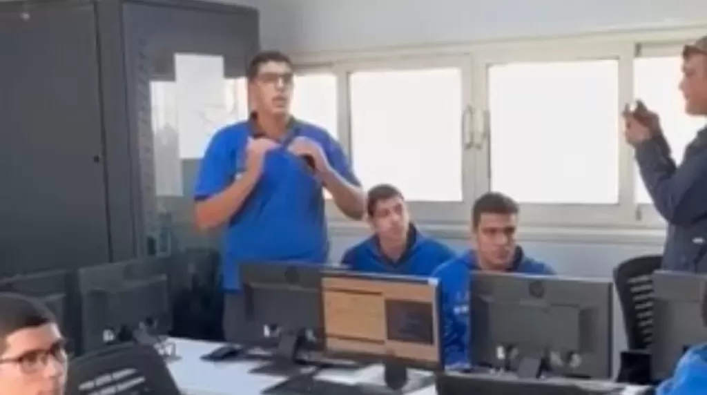 حوار بين طالب مدرسة وي ووزير الاتصالات