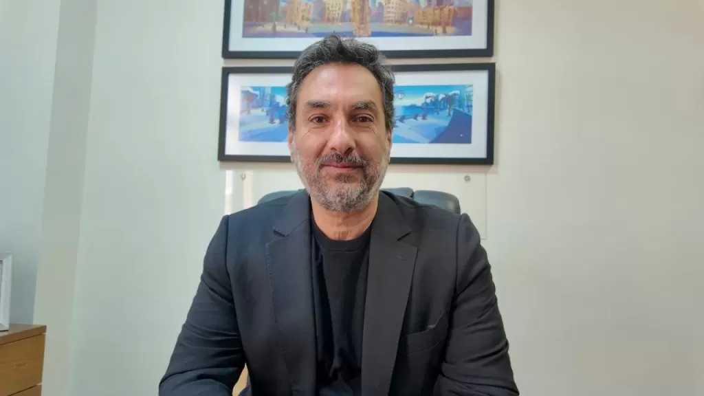 وضاح الصادق: حزب الله لا يتخذ قراراته بمعزل عن إيران بعد غياب قياداته الأولى