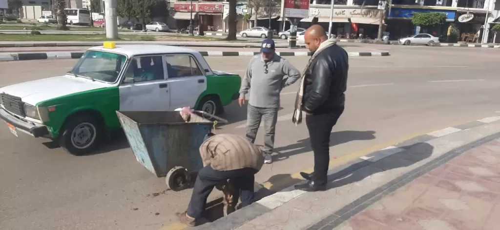 حملات نظافة مكثفه لرفع كفاءة الشوارع والميادين وتطهير صفايات المطر بدمنهور