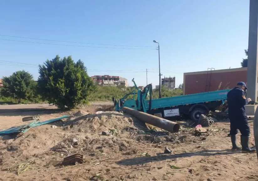 مصرع شخصين وإصابة 6 أخرون في اصطدام سيارة نقل بعمود إعلانات على الطريق الزراعي بالبحيرة