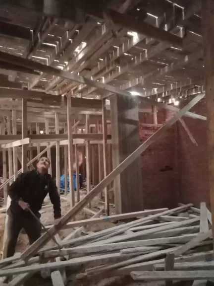 إزالة بناء مخالف خلف مستشفى الأمومة بدمنهور