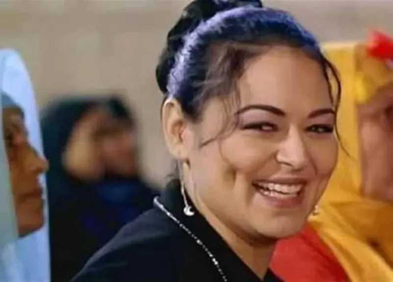 انتهاء صلاة جنازة نيفين مندور بمسجد عمرو بن العاص وسط لحظات وداع مؤثرة