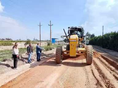 رئيس مدينة بدر يتفقد أعمال رصف طريق قرية العزيمة الخطة الاستثمارية 2025/2026