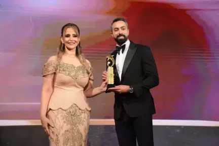 تتويج كريم السواح أفضل جراح عيون لعام 2025 في ملتقى الإبداع والتميز العربي