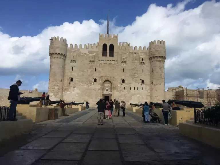 زوار قلعة قايتباى يتحدون نوة عيد الميلاد بزيارة الإسكندرية