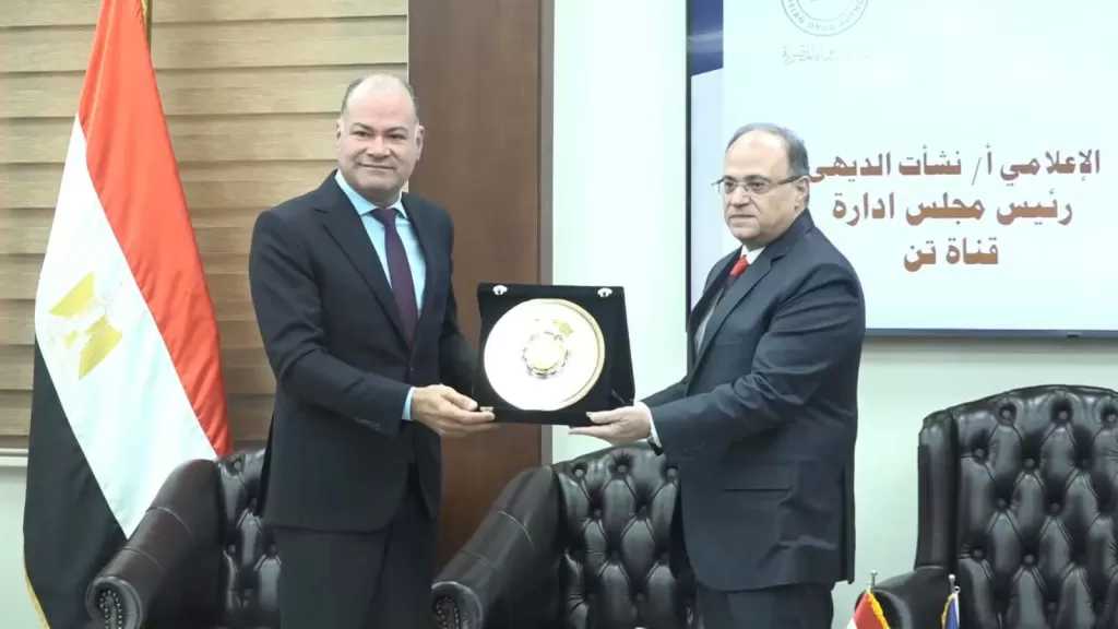 هيئة الدواء تكرّم الإعلامي نشأت الديهي تقديرًا لدوره في دعم الوعي الصحي