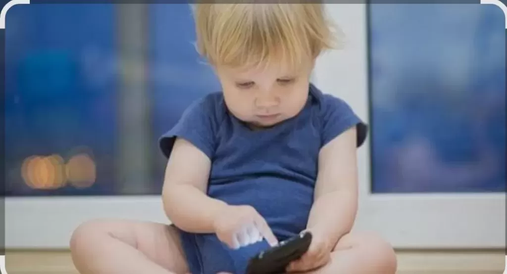 أضرار الشاشات علي الأطفال 