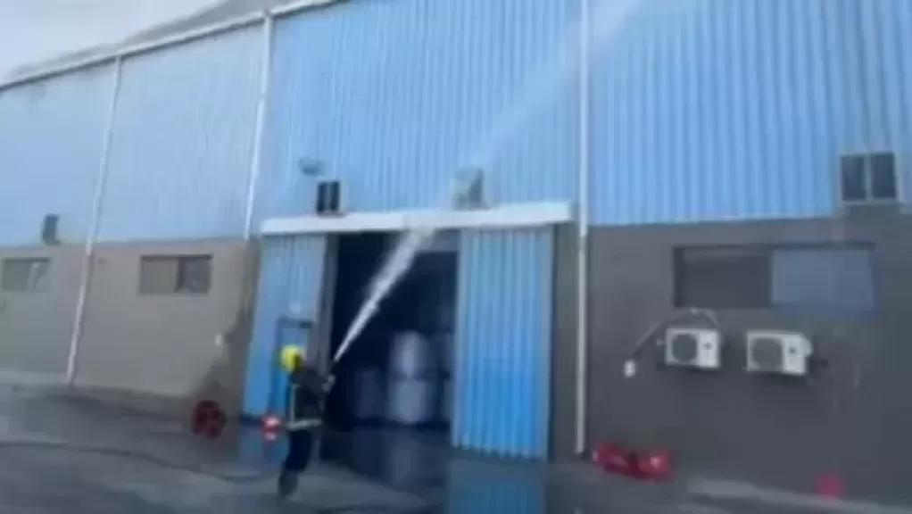 محاولات إخماد الحريق