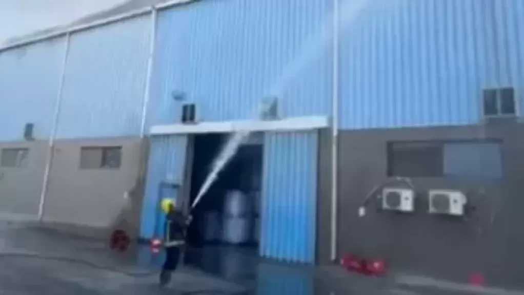 4 سيارات وسلم هيدروليكي.. إخماد حريق مصنع بلاستيك بالمنطقة الصناعية بأكتوبر