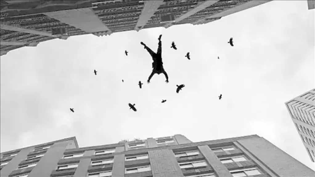 قفزت من أعلي الفيلا.. سيدة سبعينية تنهي حياتها قفزًا بالتجمع