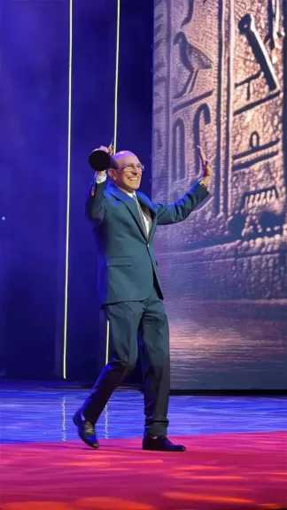 محمد صبحي يستقبل تكريما جديدا خلال 48 ساعة بمهرجان المسرح العربي