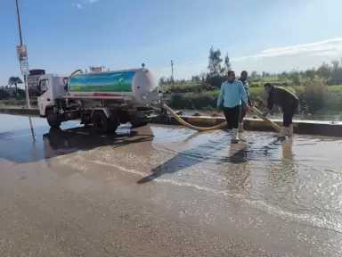 انتشار معدات الطوارئ لكسح مياه الأمطار بشوارع حوشى عيسى ورفع التجمعات أولًا بأول