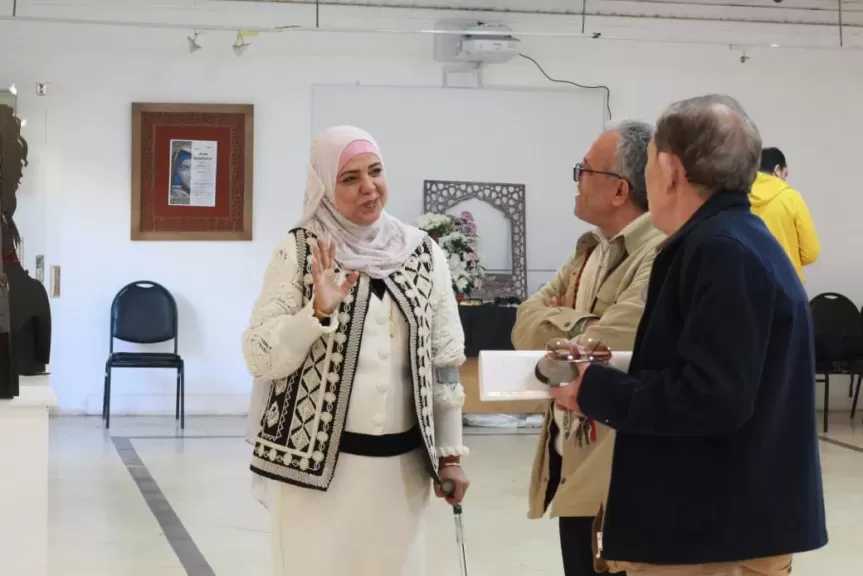 أمل أبوزيد: لوحات ”المرأة والقنارية” حالة فنية ترمز للأمان والانتظار والقوة الصامتة