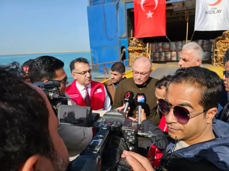 السفير التركي يستقبل سفينة الخير بالعريش