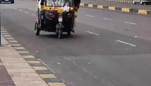 كشف حقيقة فيديو صادم لدهس «توك توك» بلودر في كفر الشيخ