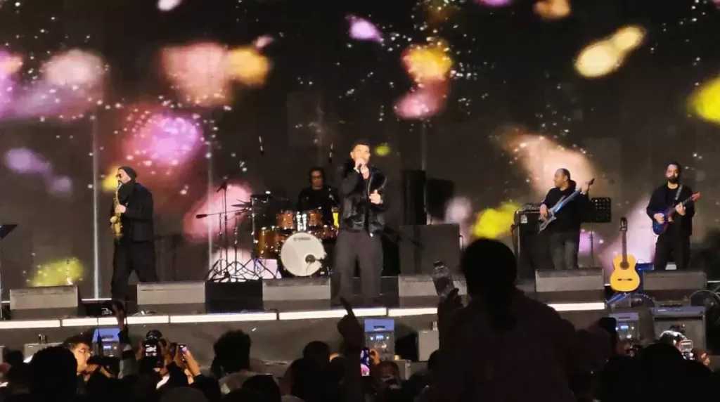 اللي معندوش مشاكل هنجيبله ، أحمد سعد يداعب جمهوره في حفل مدينتي