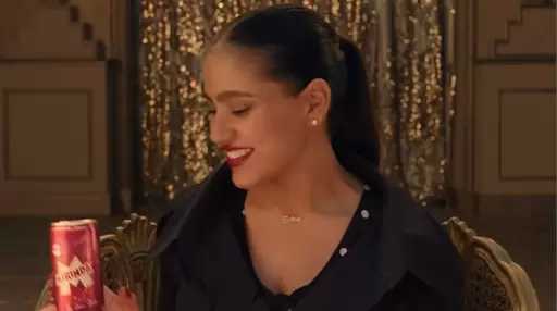 من  خطفوني  للإعلانات.. جانا عمرو دياب تثبت موهبتها الغنائية