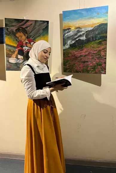 نجوان حسن عبدالله… فنانة تشكيلية تجمع بين البراعة الفنية والعمق الإنساني