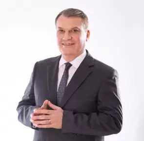 عودة قوية للإعلامي طه الحديري عبر أثير الشرق الأوسط