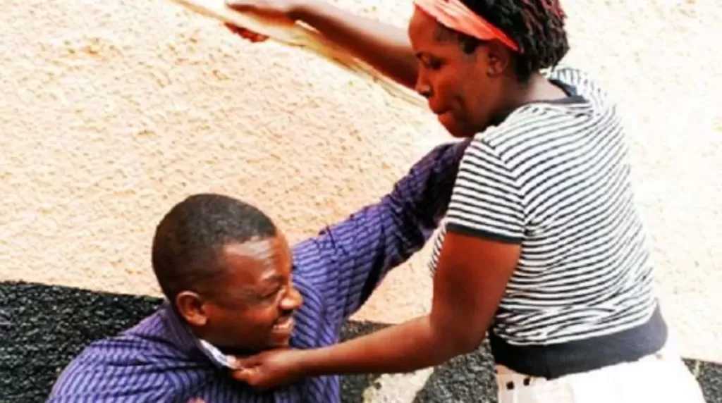 تضرب الرجال مقابل المال.. أوغندية تثير الجدل بمشروعها الغريب