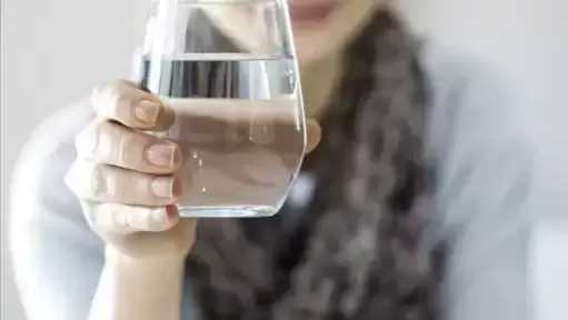 أضرار قلة شرب الماء خلال شهر رمضان وتحذيرات صحية