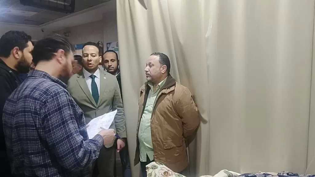 جولة مفاجئة بعد منتصف الليل.. وكيل صحة البحيرة يتفقد مستشفى كفر الدوار العام ويستمع لشكاوى المرضى