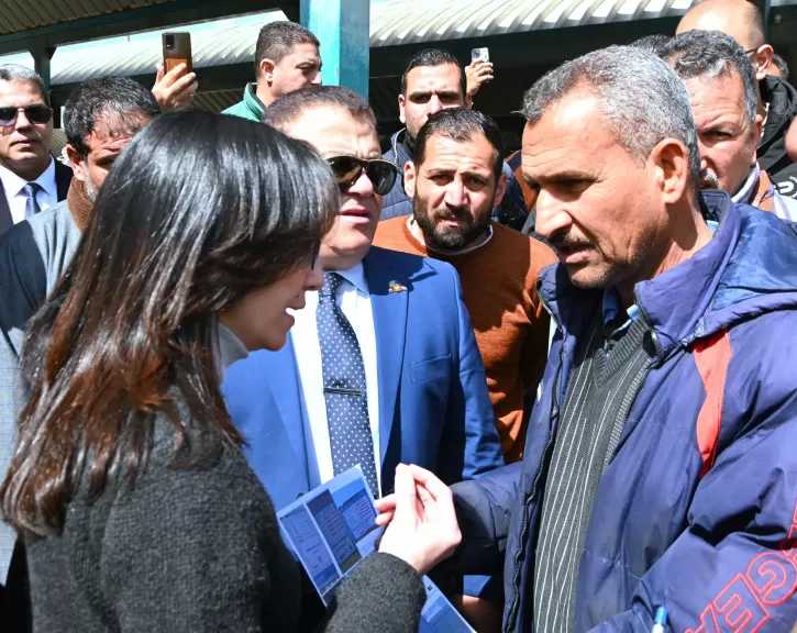 محافظ البحيرة تتابع تطبيق التعريفة الجديدة ميدانيًا بمجمع مواقف دمنهور