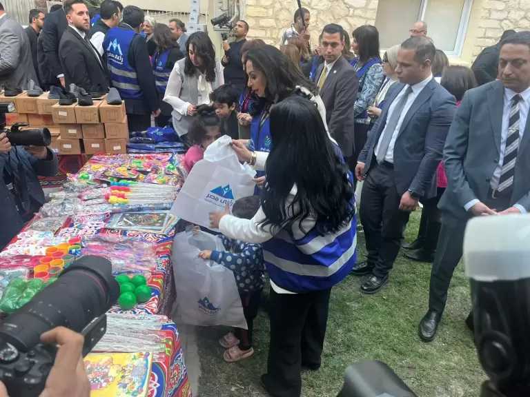 بمشاركة وزيرة التضامن وفنانين.. «راعي مصر» توزع الملابس والهدايا على الأطفال والأسر الأولى بالرعاية