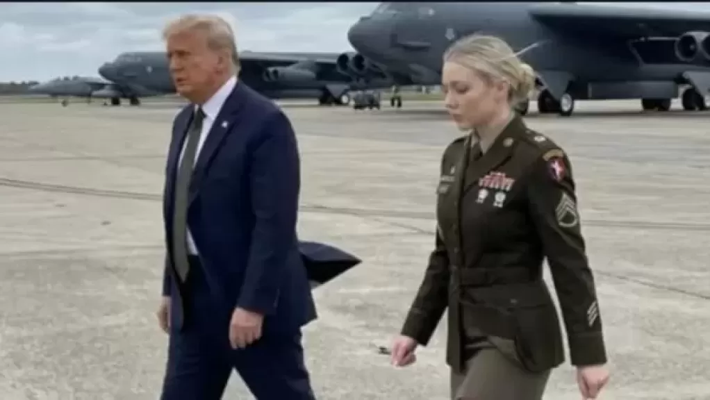 ترامب مع الضابطة الشقراء